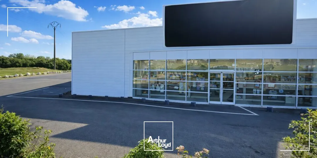 INVESTISSEMENT LOCAL COMMERCIAL A VENDRE - 1800 M² - POITIERS 