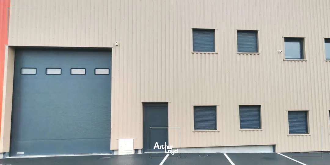 A Louer - Entrepôt de 294m2 avec 6 places de parking secteur Croix Blandin 