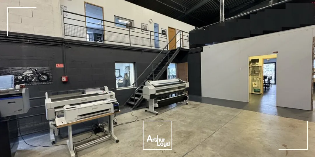 TOURS SUD SORIGNY - A LOUER BATIMENT D'ACTIVITES DE 750 M² - LA GRANGE BARBIER