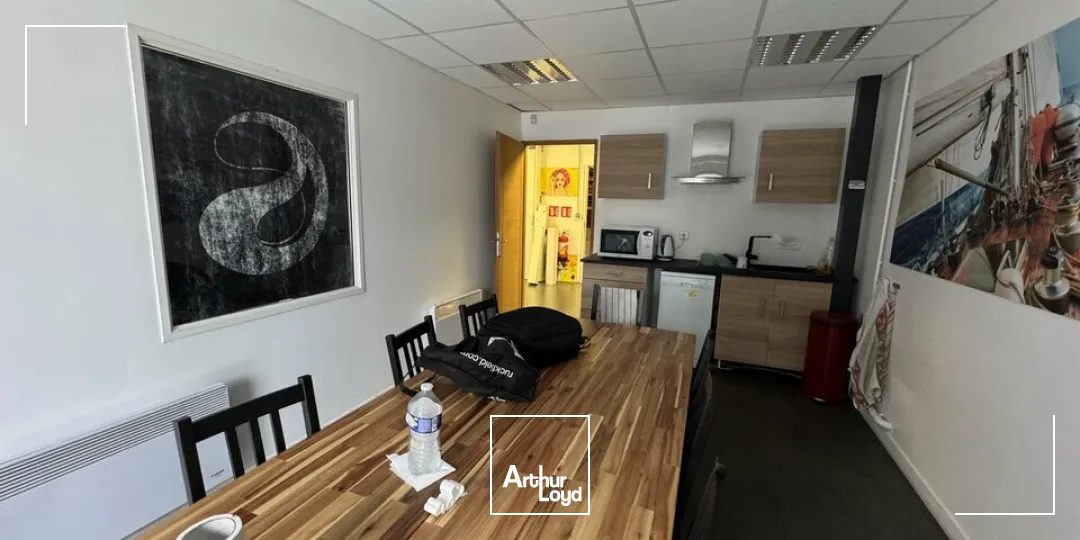 TOURS SUD SORIGNY - A LOUER BATIMENT D'ACTIVITES DE 750 M² - LA GRANGE BARBIER