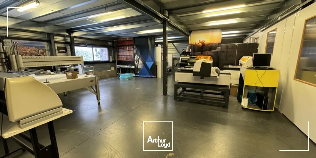 TOURS SUD SORIGNY - A LOUER BATIMENT D'ACTIVITES DE 750 M² - LA GRANGE BARBIER