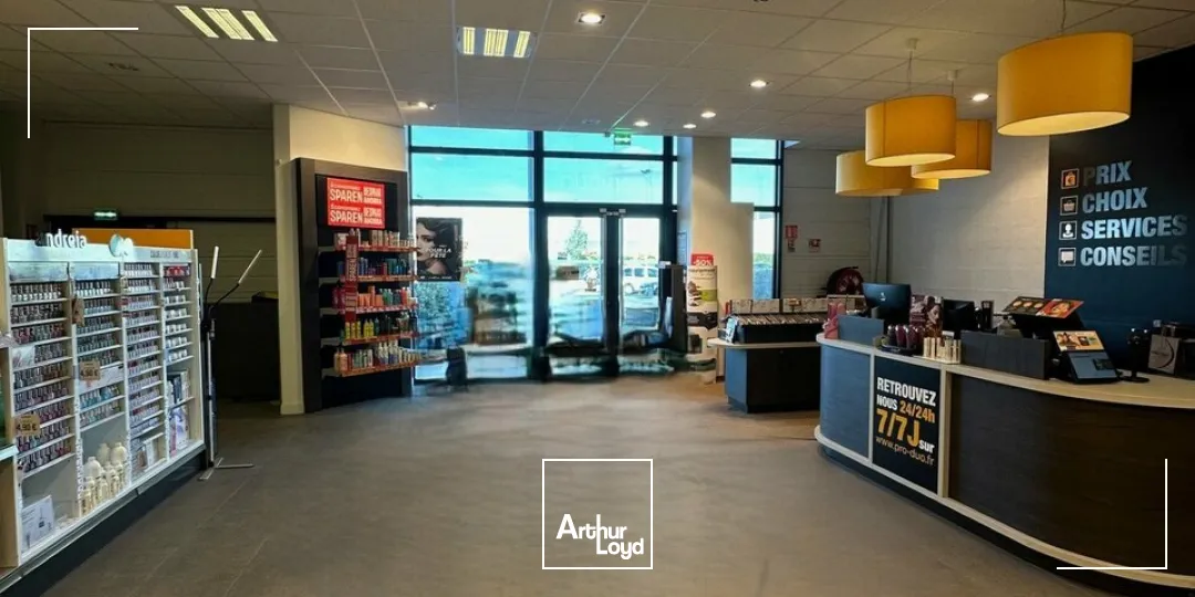 A LOUER - LOCAL COMMERCIAL - SAINT GERMAIN DU PUY