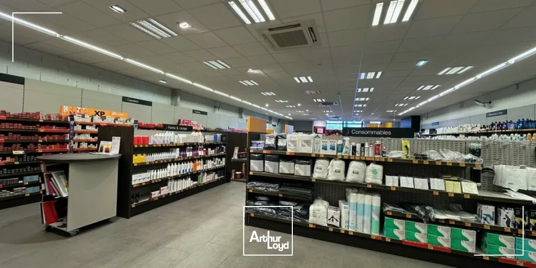 A LOUER - LOCAL COMMERCIAL - SAINT GERMAIN DU PUY