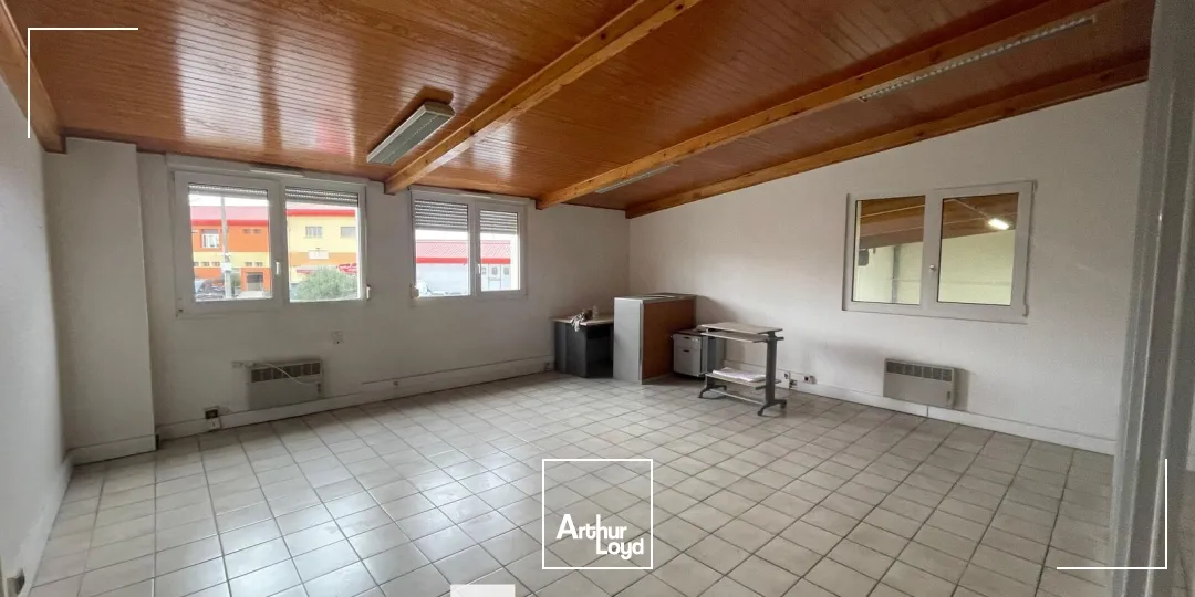A louer - Bâtiments industriels avec bureaux climatisés - Décines Charpieu