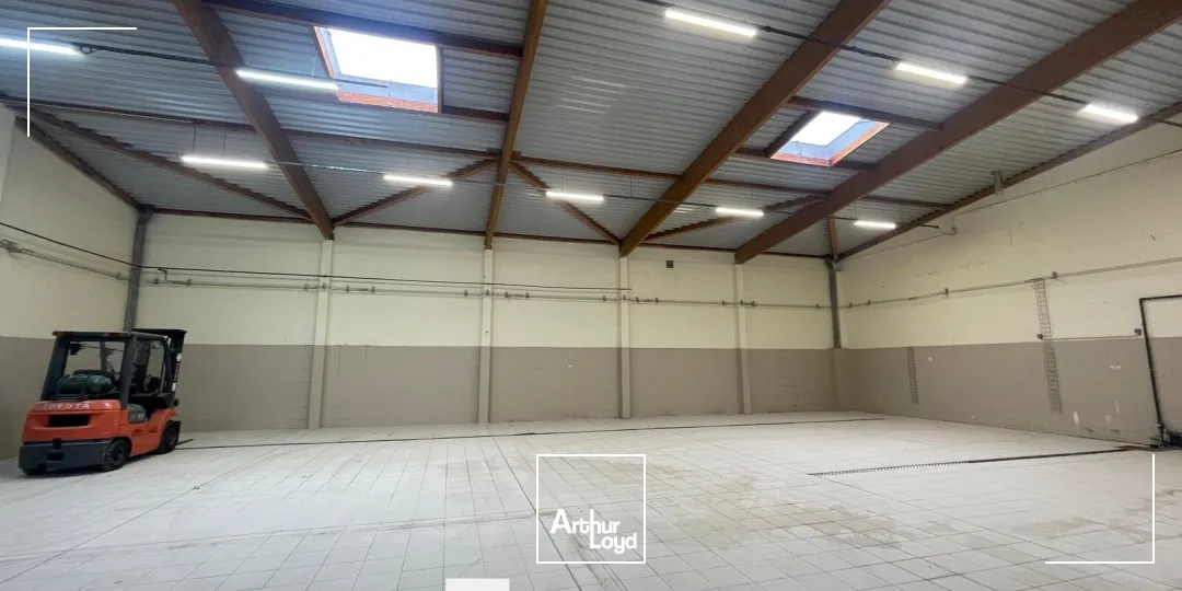A louer - Bâtiments industriels avec bureaux climatisés - Décines Charpieu