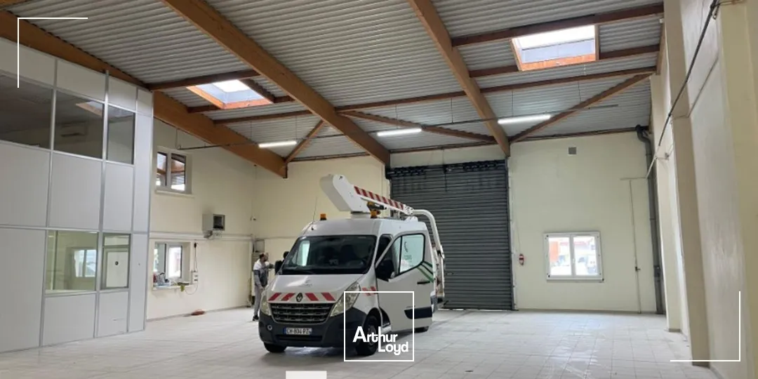A louer - Bâtiments industriels avec bureaux climatisés - Décines Charpieu