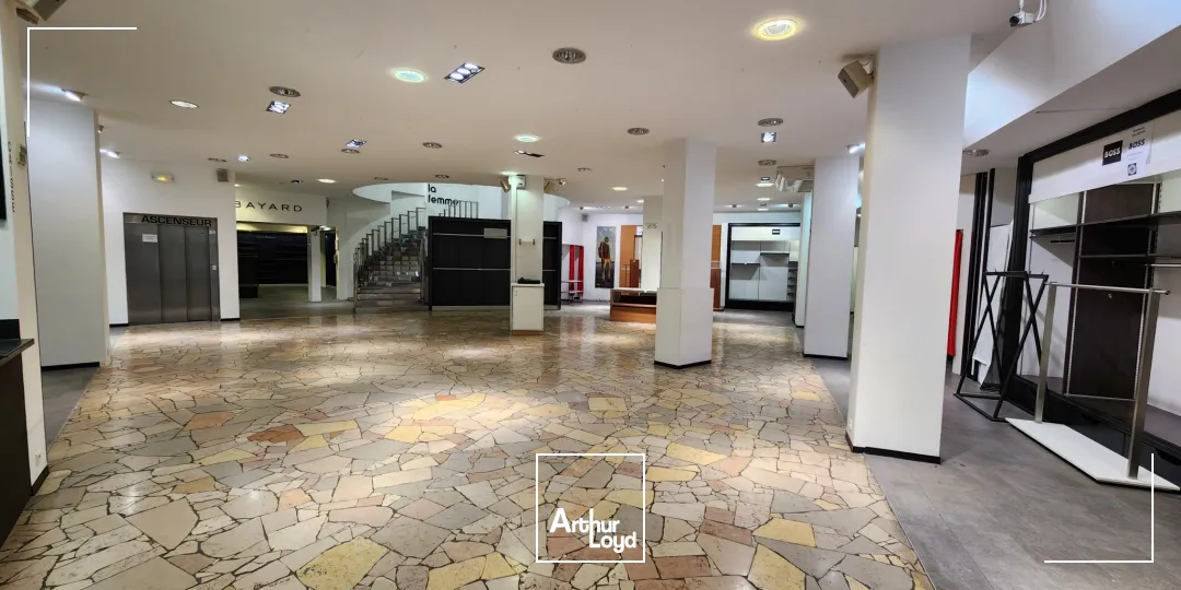 Emplacement premium - Local commercial de 1&nbsp;200 m2 - Hyper centre Belfort