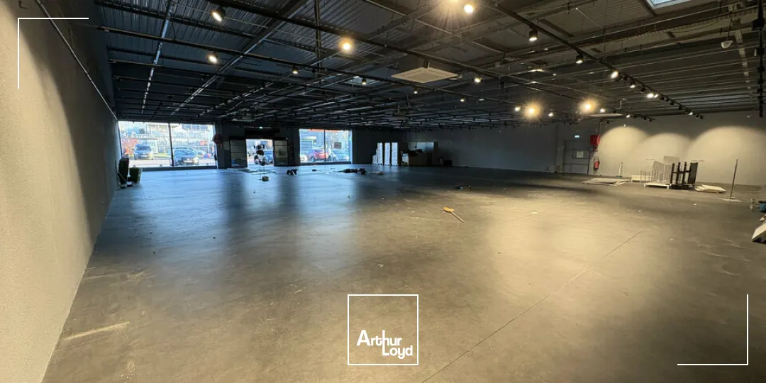LOCAL COMMERCIAL à LOUER de 690 m²