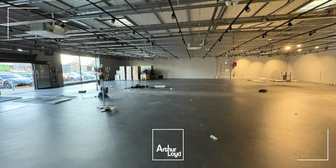 LOCAL COMMERCIAL à LOUER de 690 m²