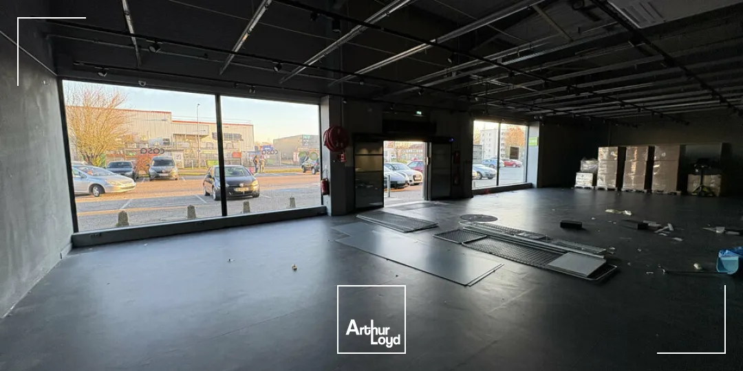 LOCAL COMMERCIAL à LOUER de 690 m²