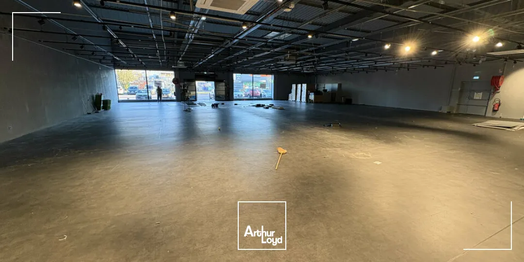 LOCAL COMMERCIAL à LOUER de 690 m²