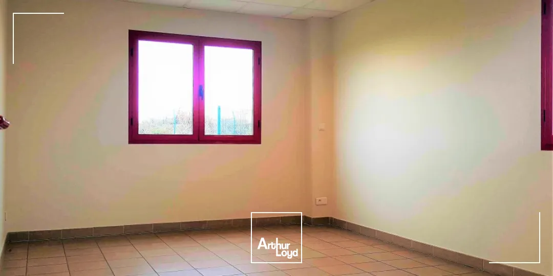 À 8 km de Poitiers Ouest, ensemble immobilier récent idéal pour activité artisanale ou petite industrie. Bureaux modernes climatisés et entrepôt fonctionnel avec grande hauteur, acc?...