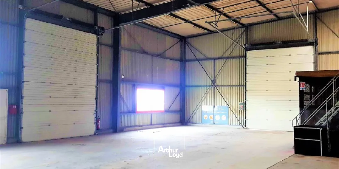 À 8 km de Poitiers Ouest, ensemble immobilier récent idéal pour activité artisanale ou petite industrie. Bureaux modernes climatisés et entrepôt fonctionnel avec grande hauteur, acc?...