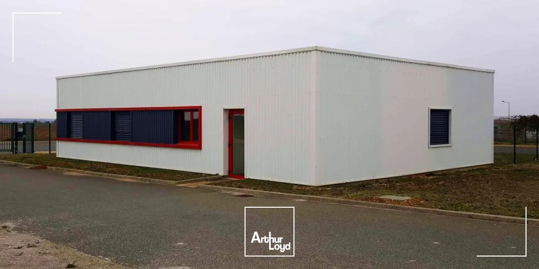 À 8 km de Poitiers Ouest, ensemble immobilier récent idéal pour activité artisanale ou petite industrie. Bureaux modernes climatisés et entrepôt fonctionnel avec grande hauteur, acc?...