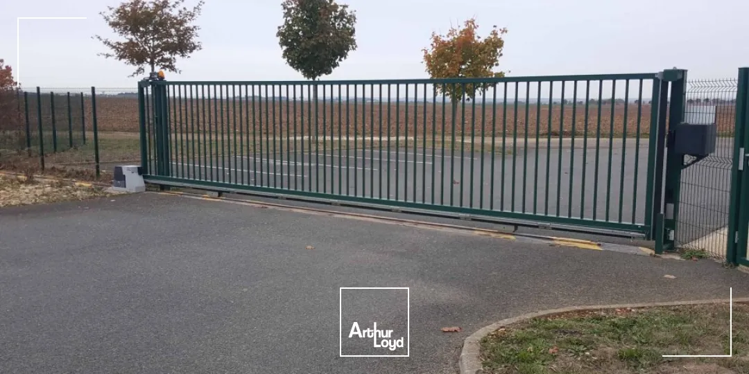 À 8 km de Poitiers Ouest, ensemble immobilier récent idéal pour activité artisanale ou petite industrie. Bureaux modernes climatisés et entrepôt fonctionnel avec grande hauteur, acc?...