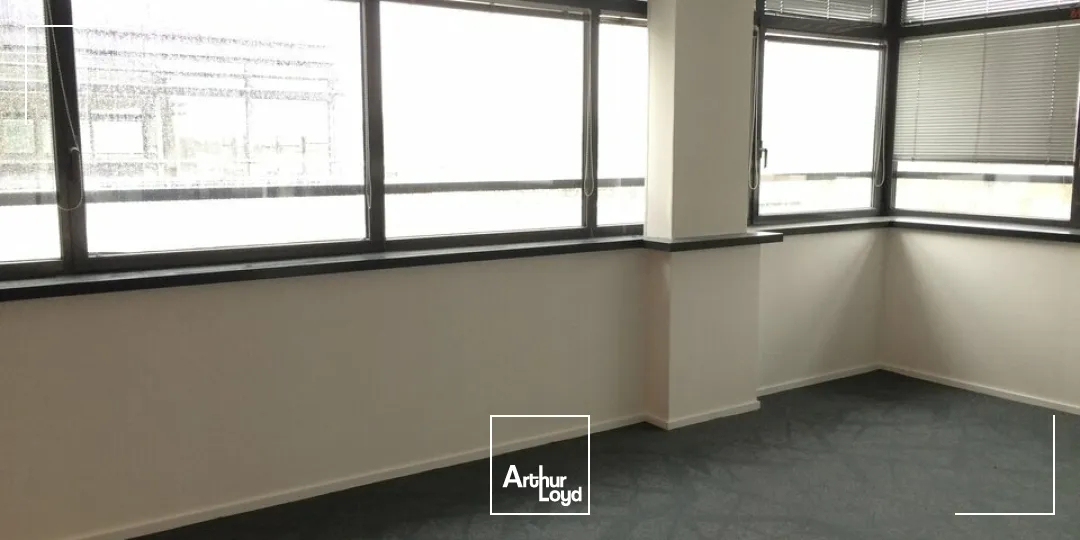 TOURS BUREAUX A LOUER de 44 M² A 2557 M² PARKINGS