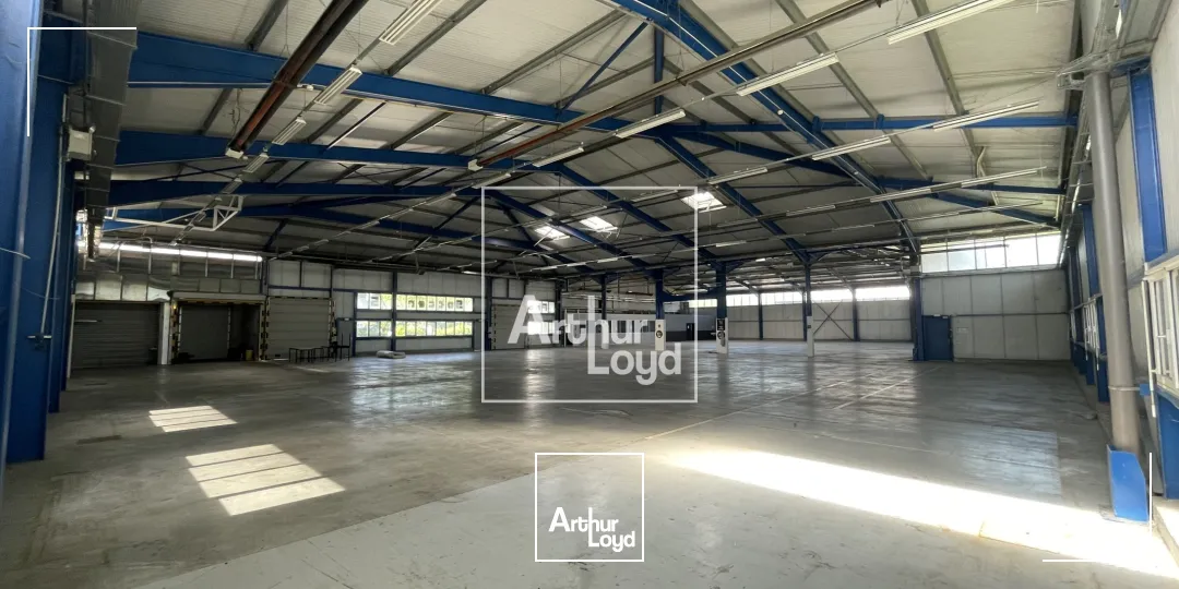 bâtiment d'activité 2411 m² environ - central, visible, fonctionnel.