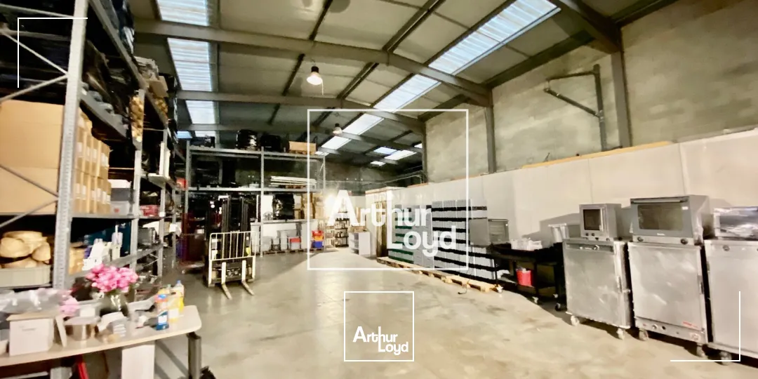 Locaux d'activité 900 m2 à St Jean de Védas - 3 portes sectionnelles - Location