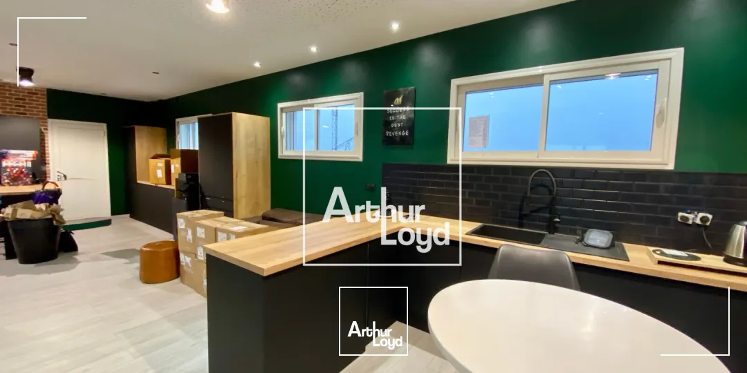 Locaux d'activité 900 m2 à St Jean de Védas - 3 portes sectionnelles - Location