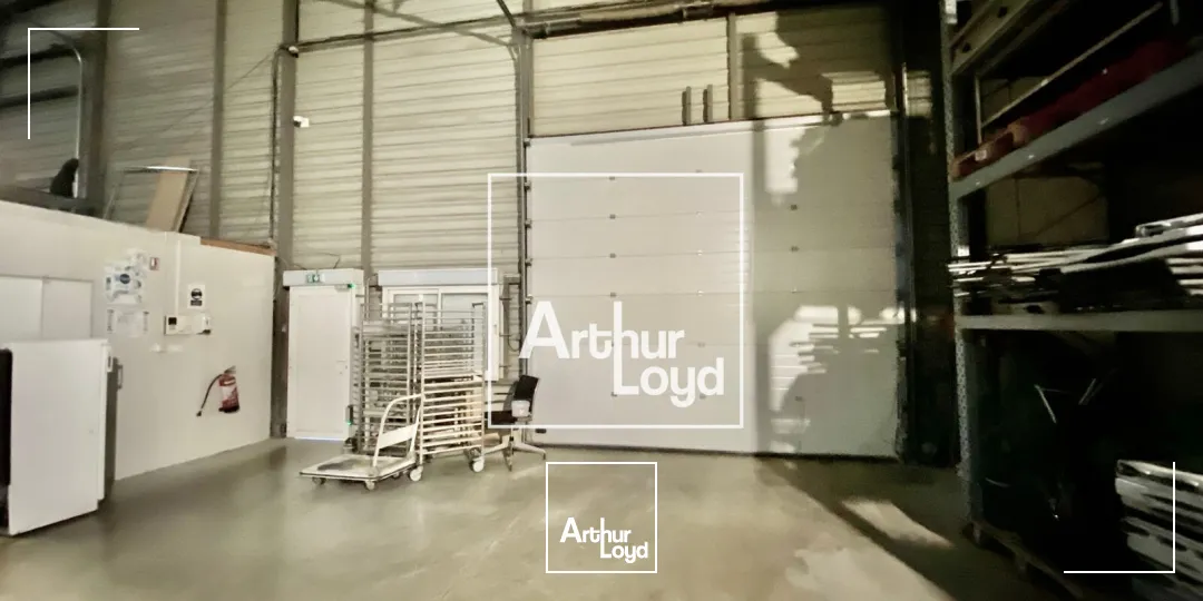 Locaux d'activité 1200 m2 à St Jean de Védas - 3 portes sectionnelles - Location