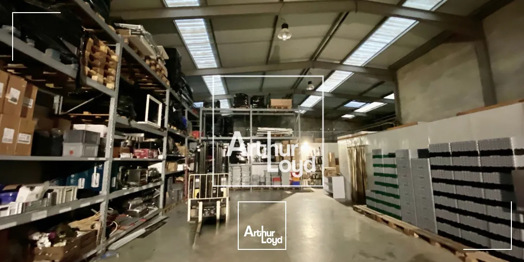 Locaux d'activité 1200 m2 à St Jean de Védas - 3 portes sectionnelles - Location