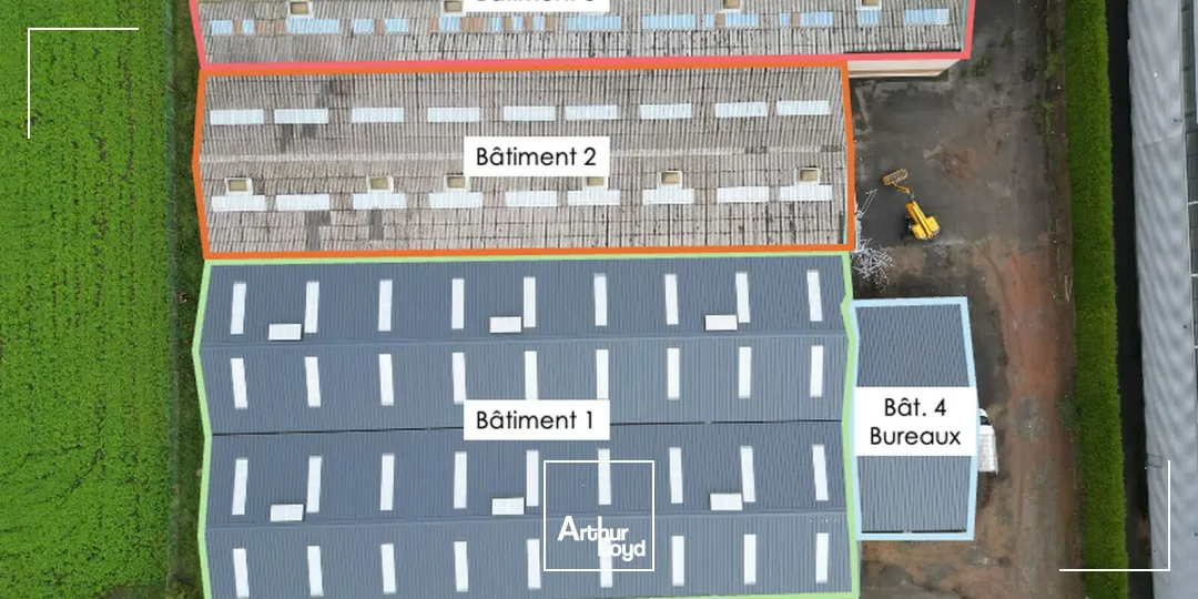 Dans la ZAC du Moulin de Coisne à Salomé, nous vous proposons à la vente un entrepôt de 3000 m2 environ divisé en 2 lots de 1500 m2. Le site est clôturé avec accès par portail.