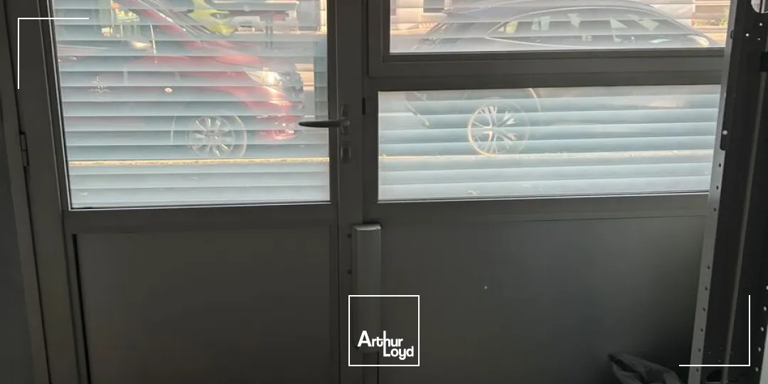 Bureaux à vendre - RDC ERP avec visibilité, parkings et accès métro immédiat