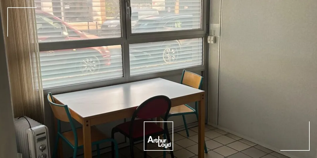 Bureaux à vendre - RDC ERP avec visibilité, parkings et accès métro immédiat