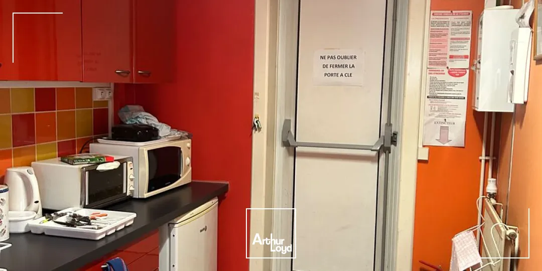 Bureaux à vendre - RDC ERP avec visibilité, parkings et accès métro immédiat