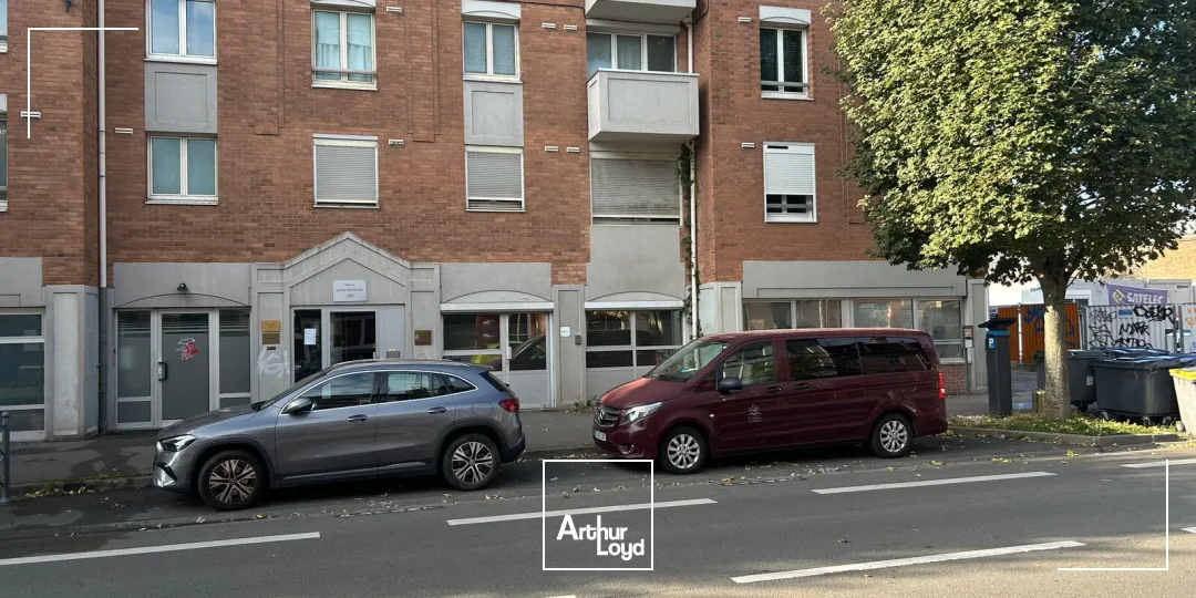 Bureaux à vendre - RDC ERP avec visibilité, parkings et accès métro immédiat