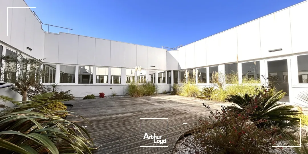 Location bureaux Mérignac - 548 m² divisibles dès 250 m² - Immeuble indépendant au pied du tram A