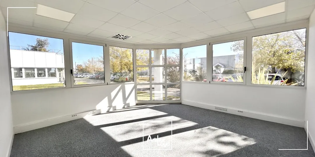 Location bureaux Mérignac - 548 m² divisibles dès 250 m² - Immeuble indépendant au pied du tram A