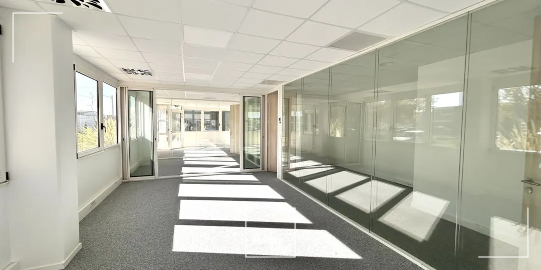 Location bureaux Mérignac - 548 m² divisibles dès 250 m² - Immeuble indépendant au pied du tram A