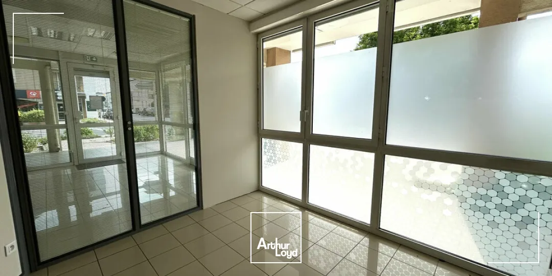 A LOUER - LOCAL COMMERCIAL - BEL EMPLACEMENT - BUXEROLLES