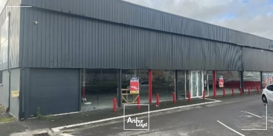 IMPLANTEZ VOTRE ENSEIGNE : Local commercial d'environ 924m2 dont 574m2 de surface de commerciale. Disponible immédiatement 