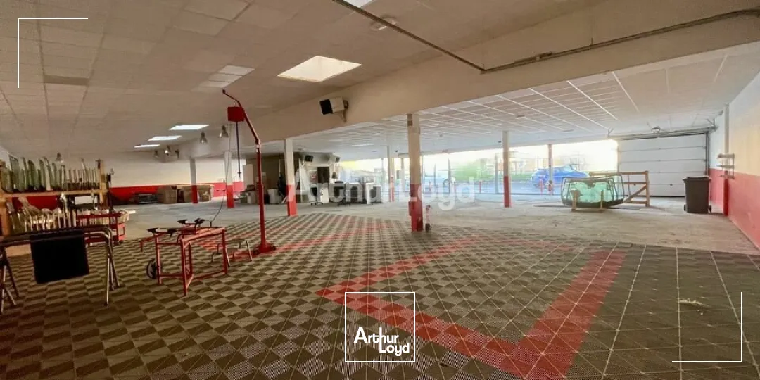 IMPLANTEZ VOTRE ENSEIGNE : Local commercial d'environ 924m2 dont 574m2 de surface de commerciale. Disponible immédiatement 