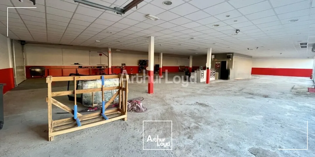 IMPLANTEZ VOTRE ENSEIGNE : Local commercial d'environ 924m2 dont 574m2 de surface de commerciale. Disponible immédiatement 
