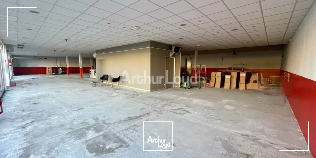IMPLANTEZ VOTRE ENSEIGNE : Local commercial d'environ 924m2 dont 574m2 de surface de commerciale. Disponible immédiatement 