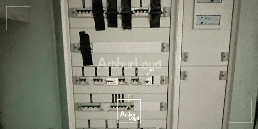 IMPLANTEZ VOTRE ENSEIGNE : Local commercial d'environ 924m2 dont 574m2 de surface de commerciale. Disponible immédiatement 