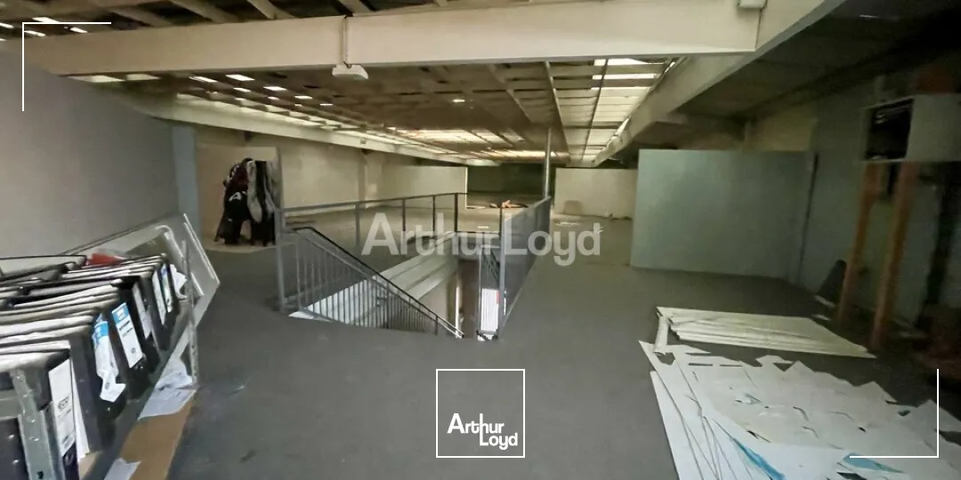 IMPLANTEZ VOTRE ENSEIGNE : Local commercial d'environ 924m2 dont 574m2 de surface de commerciale. Disponible immédiatement 