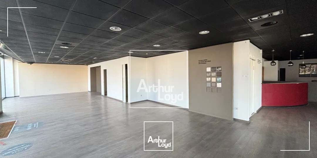 local commercial 245 m² - Vitrine de forte visibilité