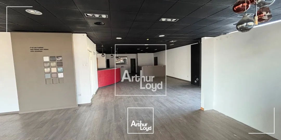 local commercial 245 m² - Vitrine de forte visibilité