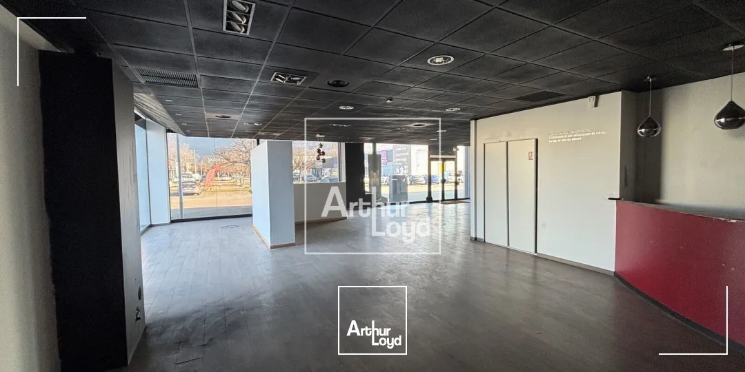 local commercial 245 m² - Vitrine de forte visibilité