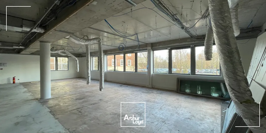 Bureaux à louer - 394 m² divisibles - Immeuble récent rénové - Parking - Proximité hôtel Mercure