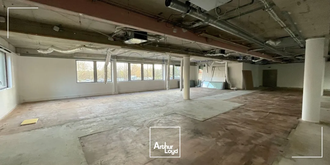 Bureaux à louer - 394 m² divisibles - Immeuble récent rénové - Parking - Proximité hôtel Mercure