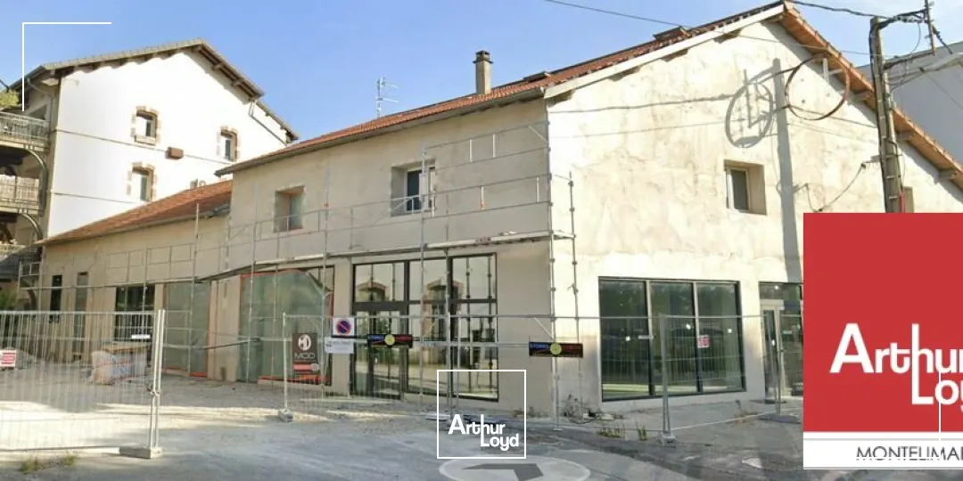 A SAISIR - MONTÉLIMAR PROXIMITÉ GARE ET BUS - A LOUER LOCAUX DE COMMERCE ET BUREAUX LIVRES BRUT - DIVISIBLES À PARTIR DE 68 M2 AVEC PLACES DE PARKING ATTENANTES