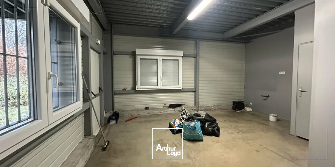 LOCAL D'ACTIVITE - ENTREPOT à LOUER de 173 m²
