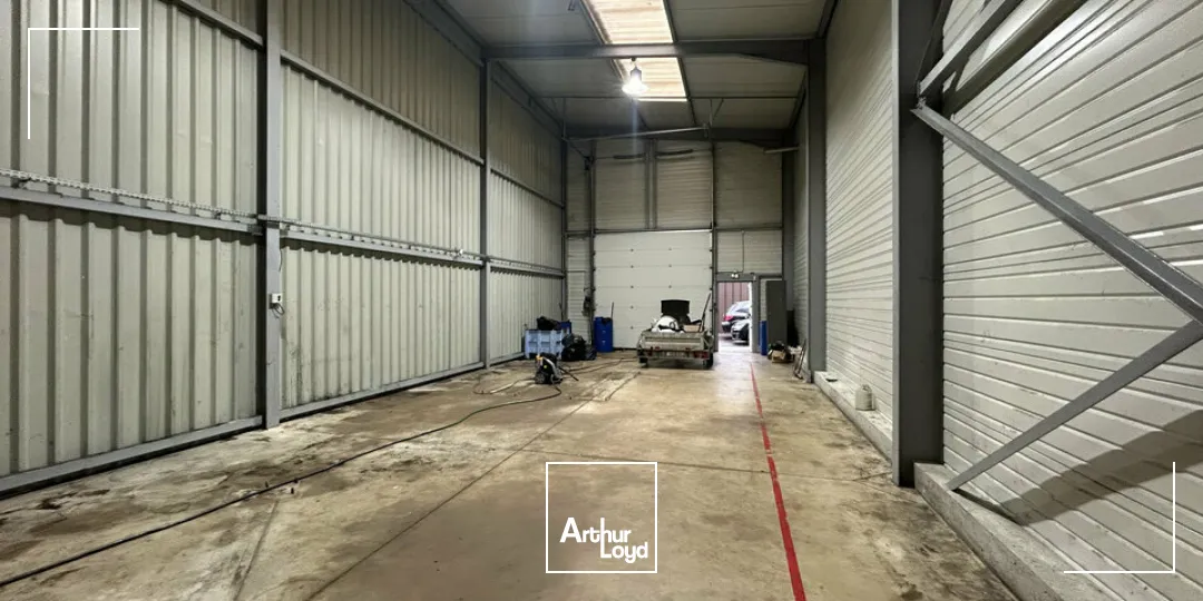 LOCAL D'ACTIVITE - ENTREPOT à LOUER de 173 m²