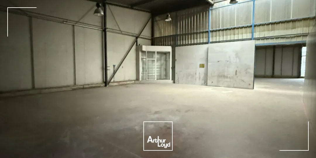 Bâtiment d'activité de 1350m2 aménagé pour de l'agroalimentaire + local de 105m2- zone de l'aérodrome - proximité A20 et A89