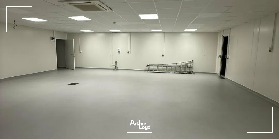 Bâtiment d'activité de 1350m2 aménagé pour de l'agroalimentaire + local de 105m2- zone de l'aérodrome - proximité A20 et A89
